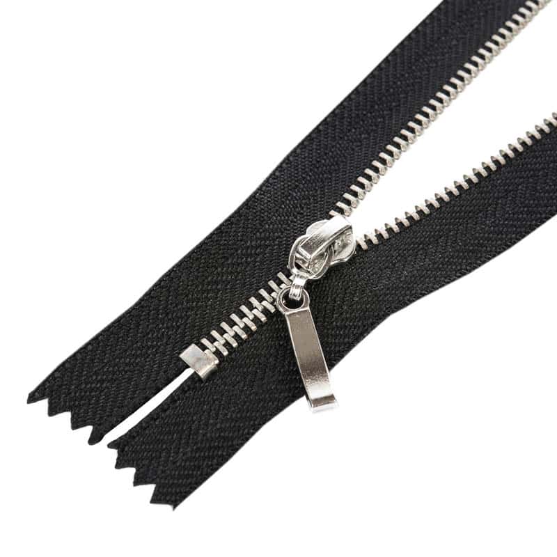 Cipzár fém fogazattal, #3 zárt 3N0 fekete (1) Cipzár fém fogazattal, #3 zárt 3N0 fekete